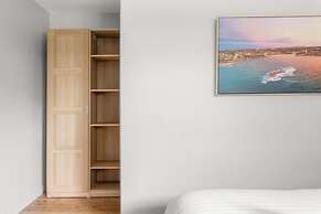 Modern 1-bed Pad Minutes Away From Beach