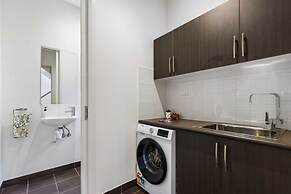 Chic 2-bed Home By Bustling Shops