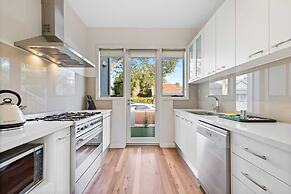 Chic 2-bed Home By Bustling Shops