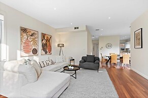 Chic 2-bed Home By Bustling Shops