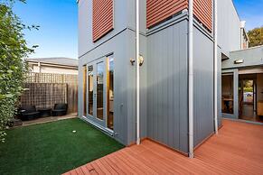 Chic 2-bed Home By Bustling Shops