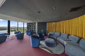 Sleek 2-bed Apartment With Rooftop Garden Access