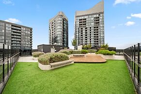 Sleek 2-bed Apartment With Rooftop Garden Access