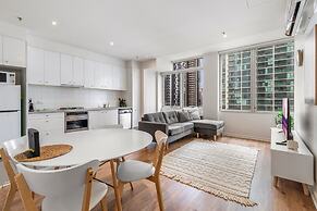 Melbourne CBD 2BR Apt With Pool & Gym Access