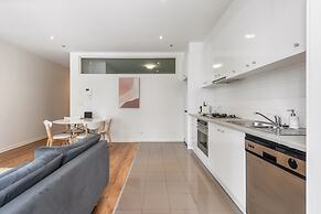 Melbourne CBD 2BR Apt With Pool & Gym Access