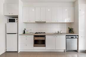 Melbourne CBD 2BR Apt With Pool & Gym Access