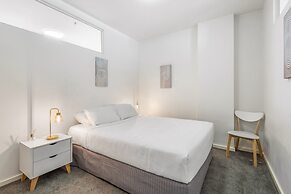 Melbourne CBD 2BR Apt With Pool & Gym Access