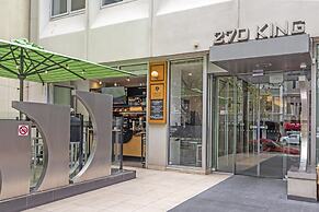 Melbourne CBD 2BR Apt With Pool & Gym Access