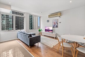 Melbourne CBD 2BR Apt With Pool & Gym Access