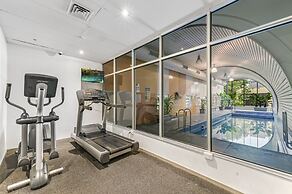 Melbourne CBD 2BR Apt With Pool & Gym Access