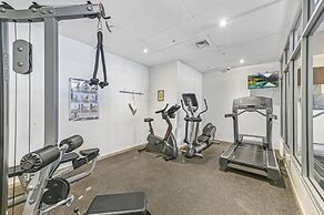 Melbourne CBD 2BR Apt With Pool & Gym Access