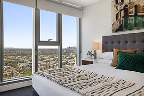 High-rise Balcony Unit With City Views, Gym, Pool