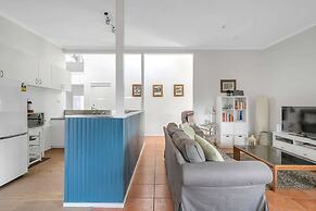 Cosy Getaway With Fireplace and Spacious Backyard