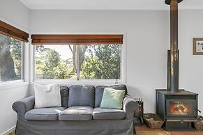 Cosy Getaway With Fireplace and Spacious Backyard