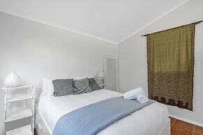 Cosy Getaway With Fireplace and Spacious Backyard