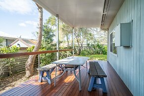 Cosy Getaway With Fireplace and Spacious Backyard
