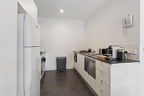 Central Braddon Retreat With Balcony & Pool Access