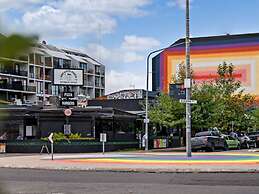 Central Braddon Retreat With Balcony & Pool Access