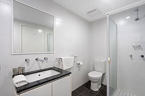 Central Braddon Retreat With Balcony & Pool Access