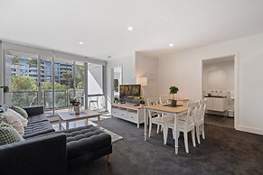 Central Braddon Retreat With Balcony & Pool Access