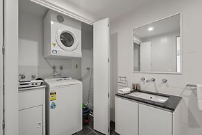 Central Braddon Retreat With Balcony & Pool Access