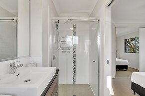 Bright 2-bed With Private Balcony & Serene View