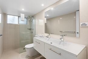 Wake to Waves in Spacious 3-bed Beachfront Unit