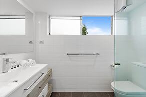 Wake to Waves in Spacious 3-bed Beachfront Unit