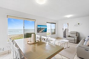 Wake to Waves in Spacious 3-bed Beachfront Unit