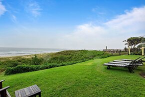 Wake to Waves in Spacious 3-bed Beachfront Unit