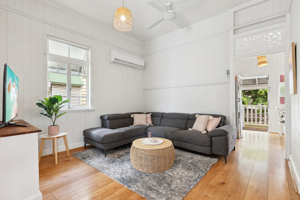 Tranquil 3-bed Family Home With Spacious Backyard
