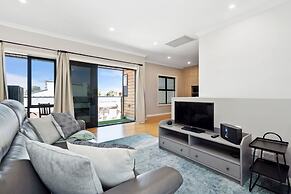 Bright 2-bed Townhouse With Balcony & Garage