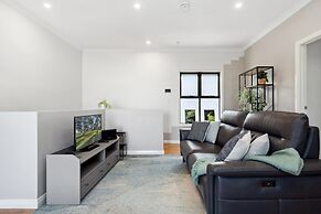 Bright 2-bed Townhouse With Balcony & Garage