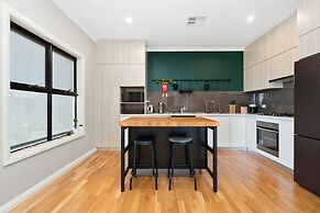 Bright 2-bed Townhouse With Balcony & Garage