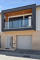 Bright 2-bed Townhouse With Balcony & Garage