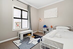 Bright 2-bed Townhouse With Balcony & Garage