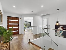 Chic 4-bed Beach House With Sea Views