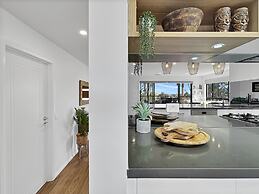 Chic 4-bed Beach House With Sea Views