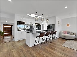 Chic 4-bed Beach House With Sea Views