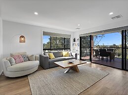 Chic 4-bed Beach House With Sea Views