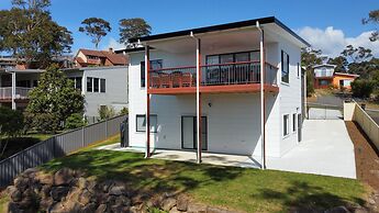 Chic 4-bed Beach House With Sea Views