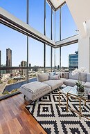 Incredible City Views in Convenient CBD Apartment