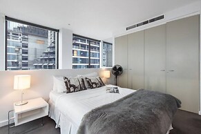 Incredible City Views in Convenient CBD Apartment