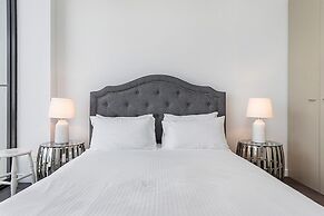 Incredible City Views in Convenient CBD Apartment
