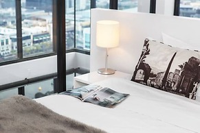 Incredible City Views in Convenient CBD Apartment
