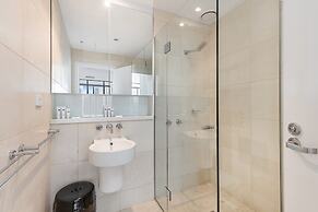 Incredible City Views in Convenient CBD Apartment