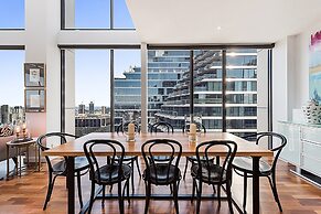 Incredible City Views in Convenient CBD Apartment