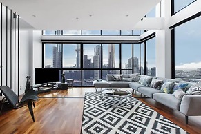 Incredible City Views in Convenient CBD Apartment