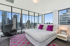 Incredible City Views in Convenient CBD Apartment