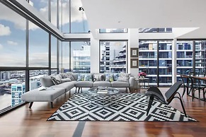 Incredible City Views in Convenient CBD Apartment